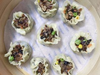 13、超级好吃的饺子皮烧麦,开水上锅，蒸5分钟，焖5分钟，出锅。