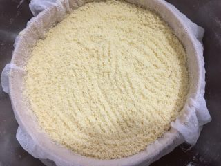 15、桂花玉米粉重阳糕,筛一层糕粉，均匀平铺，切不可压实。