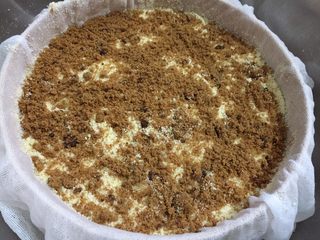 16、桂花玉米粉重阳糕,再铺一层红糖。