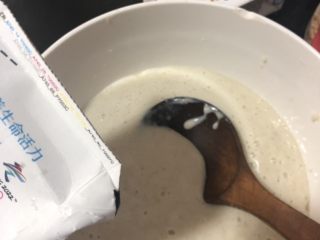 2、减肥利器——香蕉燕麦棒,香蕉切段放料理机里打成香蕉糊,再加入牛奶搅拌均匀