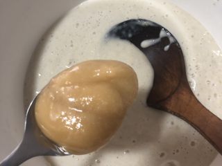 3、减肥利器——香蕉燕麦棒,再搅拌好的香蕉糊里加入蜂蜜