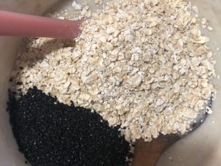 4、减肥利器——香蕉燕麦棒,再加入燕麦片,黑芝麻