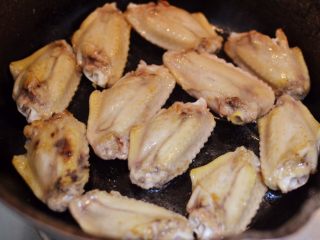 4、可乐鸡翅,锅中油烧热，中小火放入鸡翅。