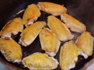 5、可乐鸡翅,煎至两面金黄。