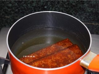 2、红糖油果,烧开适量清水，将红糖片煮成糖浆