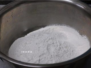 3、红糖油果,糯米粉用较大的盆子盛起