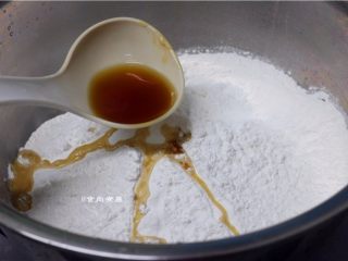 4、红糖油果,加入糖浆，一边加糖浆一边搅拌均匀