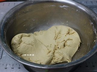 5、红糖油果,直至能揉成光滑的面团，面团揉的越均匀，炸出来的油果就越筋道软糯