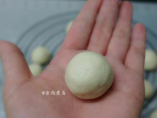 6、红糖油果,揪出一块小面团，再将粉团捏成一个个状似乒乓球大小的圆形粉团