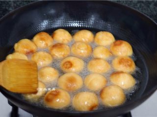 10、红糖油果,期间可以用锅铲翻动一下油果，防止黏在一起，使油果着色均匀，色泽鲜亮