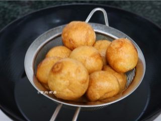 11、红糖油果,炸至油果表面焦黄色，出锅前调大火力，逼出油果内的油脂，快速将油果捞起、沥干油