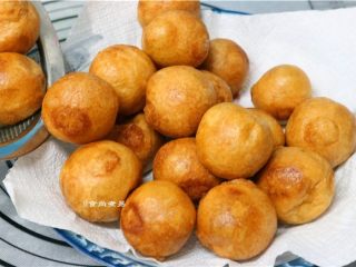 12、红糖油果,用厨房专用吸油纸，吸干多余的油分，即可食用