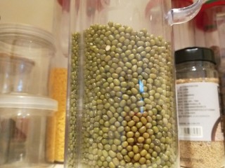 2、绿豆小米粥,绿豆准备好。