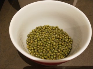 3、绿豆小米粥,一勺绿豆洗干净。