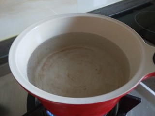 4、绿豆小米粥,两个人的量，我用的是奶锅，加入适量水烧开。