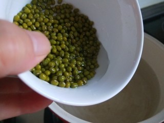 5、绿豆小米粥,倒入绿色。