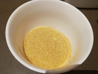 7、绿豆小米粥,一勺小米。