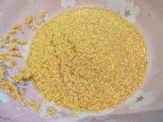 8、绿豆小米粥,投洗干净倒入锅中。