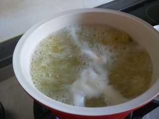 11、绿豆小米粥,绿色小米同时一起煮40分钟即可。