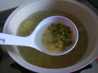 10、绿豆小米粥,大火烧开转中火。