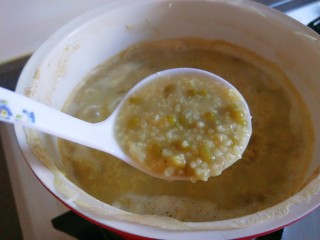 12、绿豆小米粥,豆烂粥粘稠关火。