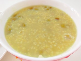 14、绿豆小米粥,装入碗中即可食用。