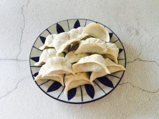 1、酸汤水饺,饺子（平时可多包一些放冰箱冷冻，随吃随煮无需解冻）