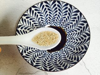 7、酸汤水饺,1勺熟白芝麻