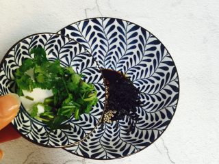 9、酸汤水饺,香菜清洗干净切碎放入碗里