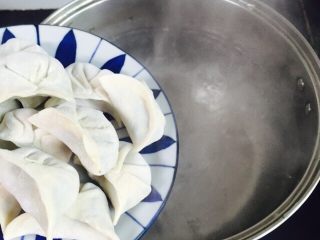 13、酸汤水饺,倒入饺子