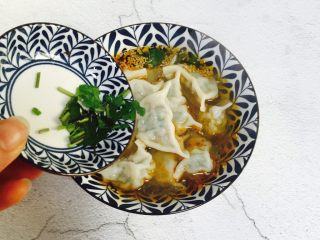 18、酸汤水饺,撒上香菜末