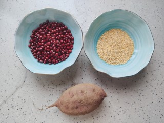 1、红豆小米粥,首先我们准备好所有食材