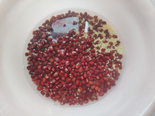 2、红豆小米粥,红豆和小米淘洗干净