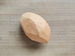 3、红豆小米粥,红薯去皮洗净