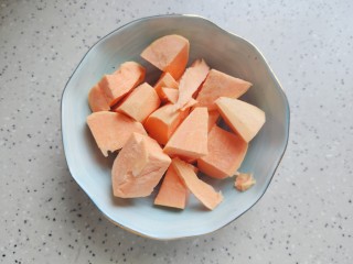 4、红豆小米粥,切成小块