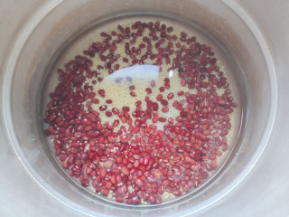 5、红豆小米粥,将红豆和小米倒入高压锅