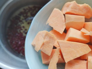 6、红豆小米粥,加入红薯