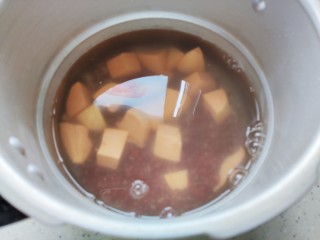 7、红豆小米粥,加适量清水，我加了锅体的二分之一