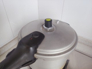 8、红豆小米粥,高压锅盖上锅盖，搁置炉火上，大火开煮