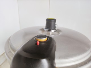 9、红豆小米粥,待高压锅气阀上升，转小火，煮15-20分钟