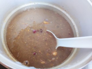 11、红豆小米粥,开小火，搅拌至冰糖融化，即可