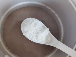 10、红豆小米粥,时间到，熄火~待气阀降落，打开锅盖，加适量冰糖，冰糖的用量根据自己的嗜甜程度酌情添加