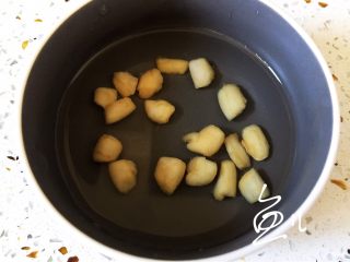 2、鲜虾干贝粥,干贝用清水泡一下