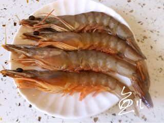 3、鲜虾干贝粥,准备大虾