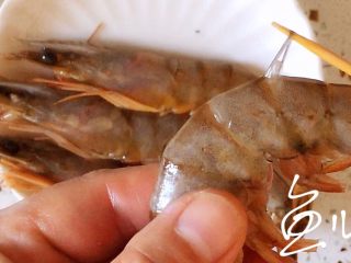 4、鲜虾干贝粥,大虾剪去虾须,挑去虾线,洗净