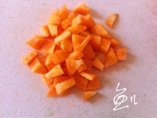 5、鲜虾干贝粥,胡萝卜切丁