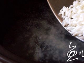 7、鲜虾干贝粥,砂锅中烧开水,下大米