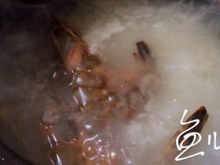 9、鲜虾干贝粥,煮约20分钟,放入大虾