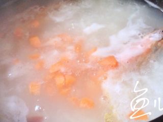 11、鲜虾干贝粥,放入胡萝卜丁