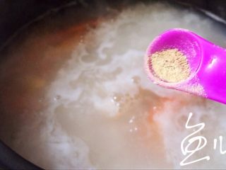 10、鲜虾干贝粥,放入胡椒粉